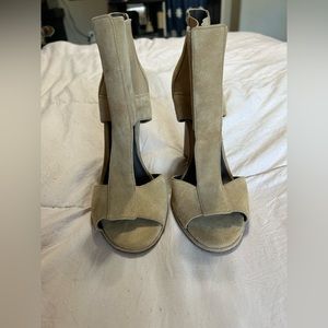 🌻BCBG wedges with snakeskin heel🌻